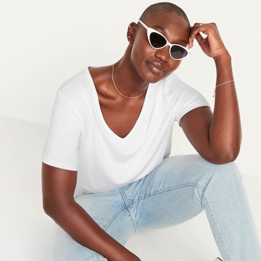 ⭐️ FREE WITH BUNDLE  ⭐️  GUC - H&M V-Neck Short-Sleeve T-Shirt